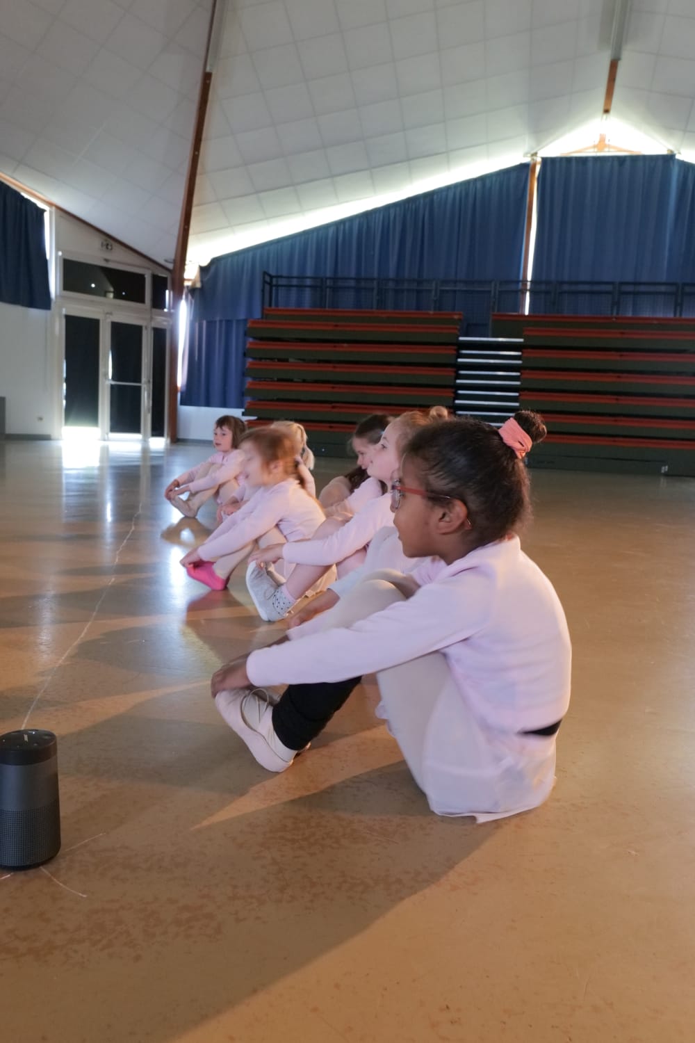 Enfants à l'écoute pendant un cours d'éveil à chez NØVA danse