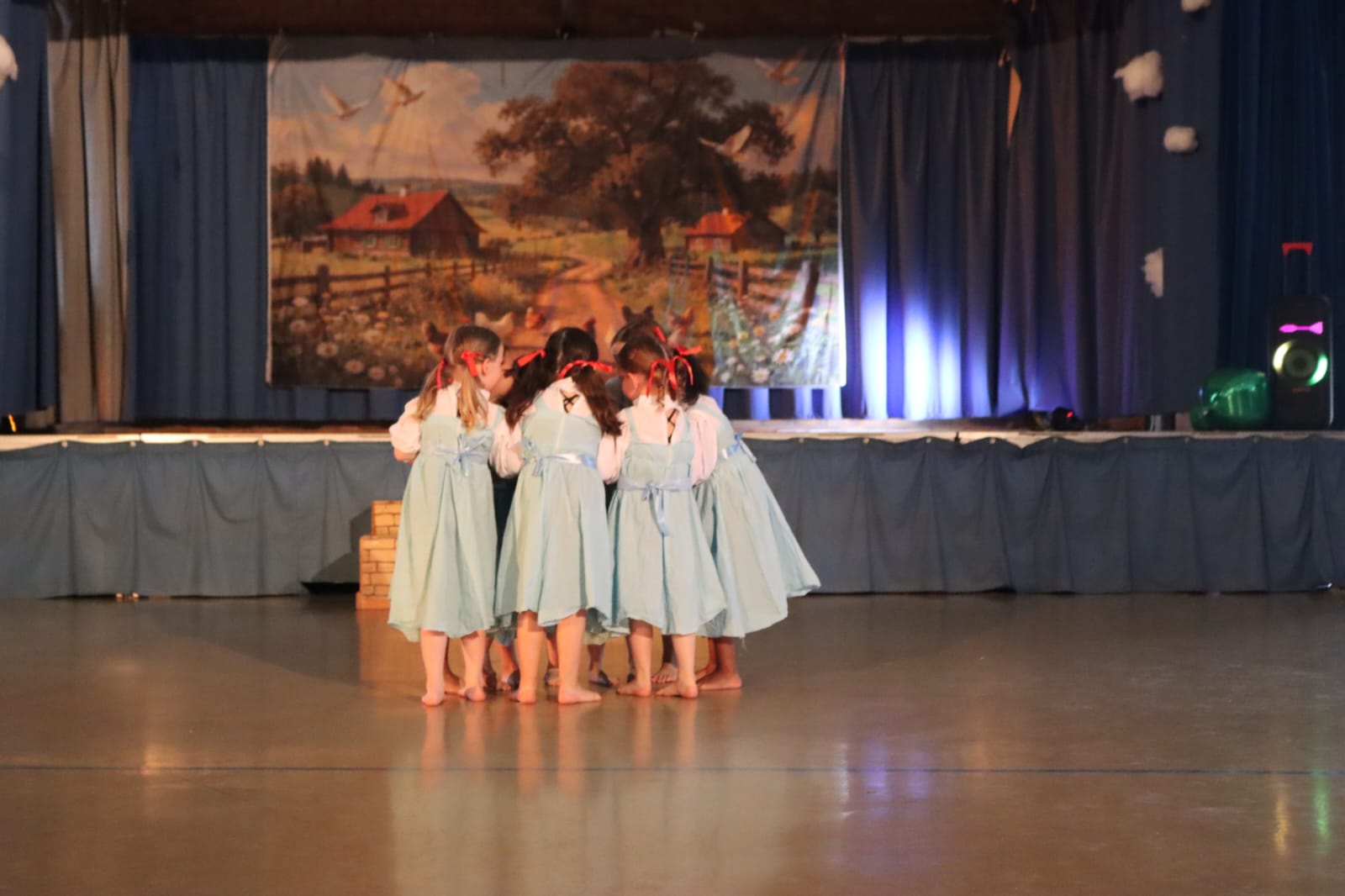 Enfants sur scène lors d'un spectacle du cours d'éveil NØVA Danse
