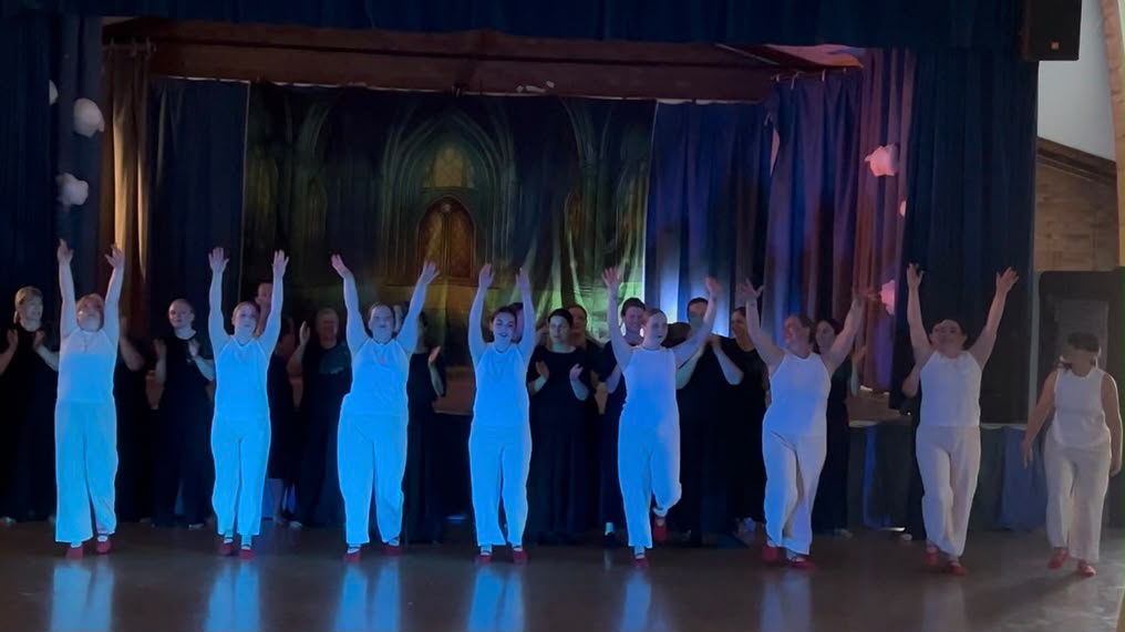 Salut final d'un spectacle de danse d'expression NØVA Danse